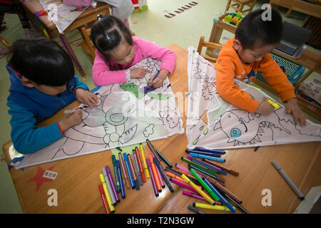 Beijing, Chine. 1er avril 2019. Les enfants fabriquent des cerfs-volants dans un jardin d'enfants dans le district de Mentougou de Beijing, capitale de Chine, le 1er avril 2019. Credit : Hou Jiqing/Xinhua/Alamy Live News Banque D'Images