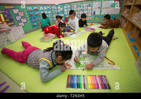 Beijing, Chine. 1er avril 2019. Les enfants fabriquent des cerfs-volants dans un jardin d'enfants dans le district de Mentougou de Beijing, capitale de Chine, le 1er avril 2019. Credit : Hou Jiqing/Xinhua/Alamy Live News Banque D'Images