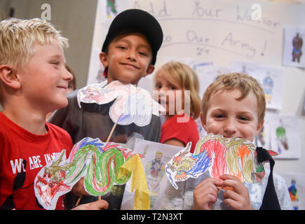 (190403) -- BEIJING, 3 avril 2019 (Xinhua) -- Les enfants montrent leurs dragons chinois décoré de Te Papa, le musée national de Nouvelle-Zélande à Wellington, Nouvelle-Zélande, le 23 janvier 2019. (Xinhua/Guo Lei) Banque D'Images