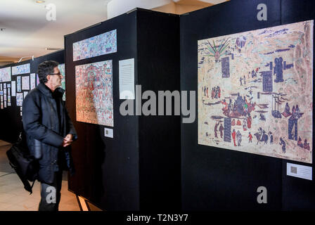 (190403) -- BEIJING, 3 avril 2019 (Xinhua) -- Un visiteur apprécie l'exposition intitulée "Let's : Dunhuang Dunhuang expérience culturelle avec l'innovation" au cours de la '2018' la Semaine de la Chine dans la région de Wellington, Nouvelle-Zélande, le 8 juin 2018. (Xinhua/Guo Lei) Banque D'Images