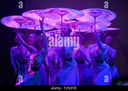 (190403) -- BEIJING, 3 avril 2019 (Xinhua) -- Les interprètes dansent au cours de la 'culture de la Chine, Festival du printemps" pour célébrer le gala du Nouvel An lunaire chinois à Auckland, Nouvelle-Zélande, le 22 février 2018. (Xinhua/Li Qiaoqiao) Banque D'Images