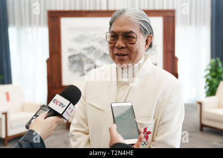 Beijing, Chine. 3ème apr 2019. Timothy Fok Tsun-ting, président de la Fédération des Sports et Comité olympique de Hong Kong, Chine, accepte une entrevue à l'immeuble de bureaux de la comité d'organisation pour les 2022 Jeux olympiques et paralympiques d'hiver à la Shougang Park dans le district de Shijingshan à Beijing, capitale de Chine, le 3 avril 2019. Credit : Ju Huanzong/Xinhua/Alamy Live News Banque D'Images