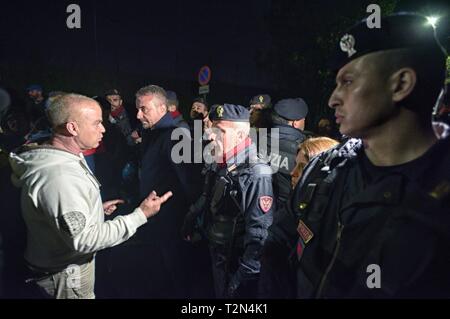 * Pas * PAS DE WEB PAR JOUR * Rome, Torre Maura : manifestations contre les familles roms Banque D'Images