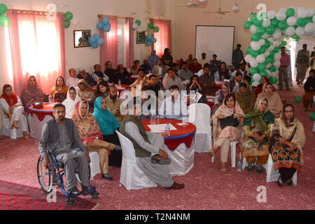 Quetta, Pakistan. 3ème apr 2019. Les représentants du gouvernement et représentant de la société civile qui participent au cours de cérémonie de clôture de la réhabilitation de l'école spéciale pour les enfants. Organisé par la société pour renforcer la gestion des ressources (SEHER) avec l'appui financier et technique de la GIZ et l'action sociale Gouvernement du Baloutchistan. Credit : Din Muhammad/Watanpaal Photos ZMA/Alamy Live News Banque D'Images