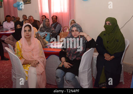 Quetta, Pakistan. 3ème apr 2019. Les représentants du gouvernement et représentant de la société civile qui participent au cours de cérémonie de clôture de la réhabilitation de l'école spéciale pour les enfants. Organisé par la société pour renforcer la gestion des ressources (SEHER) avec l'appui financier et technique de la GIZ et l'action sociale Gouvernement du Baloutchistan. Credit : Din Muhammad/Watanpaal Photos ZMA/Alamy Live News Banque D'Images