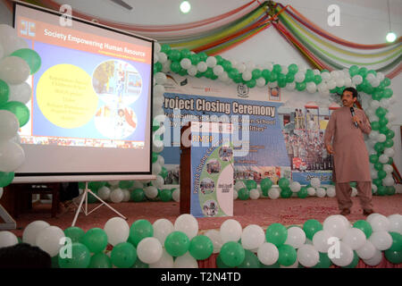 Quetta, Pakistan. 3 avril 2019. M. Salam Khan Achakzai, représentant de la Société pour l'autonomisation des ressources humaines (SEHER), présente le projet aux participants de la cérémonie de clôture de la réhabilitation de l'école spéciale pour enfants. Organisée par la Société pour l'autonomisation des ressources humaines (SEHER) avec le soutien financier et technique du GIZ et du Département de la protection sociale du Gouvernement du Baloutchistan. Credit: Pakiza Khan/ZMA photos/Alamy Live News Banque D'Images