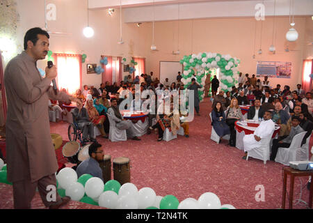 Quetta, Pakistan. 3 avril 2019. M. Salam Khan Achakzai, représentant de la Société pour l'autonomisation des ressources humaines (SEHER), présente le projet aux participants de la cérémonie de clôture de la réhabilitation de l'école spéciale pour enfants. Organisée par la Société pour l'autonomisation des ressources humaines (SEHER) avec le soutien financier et technique du GIZ et du Département de la protection sociale du Gouvernement du Baloutchistan. Credit: Pakiza Khan/ZMA photos/Alamy Live News Banque D'Images