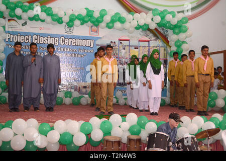 Quetta, Pakistan. 3 avril 2019. Élèves des écoles spéciales présentant l'hymne national lors de la cérémonie de clôture de la réhabilitation de l'école spéciale pour enfants. Organisée par la Société pour l'autonomisation des ressources humaines (SEHER) avec le soutien financier et technique du GIZ et du Département de la protection sociale du Gouvernement du Baloutchistan. Credit: Pakiza Khan/ZMA photos/Alamy Live News Banque D'Images