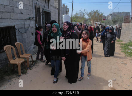 Gaza, Khan Younis, Palestine. 3ème apr 2019. Des proches de la personne décédée sont vu pleurer pendant la cérémonie funéraire de Faris Abu Hijras, 26 ans, qui a été tué par des soldats israéliens à l'est de Khuza'a, près de la frontière au cours de Israeli-Gaza la terre palestinienne jour des manifestations. Credit : Yousef Masoud SOPA/Images/ZUMA/Alamy Fil Live News Banque D'Images