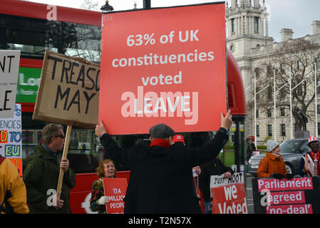 La place du parlement, Londres, Royaume-Uni. 3ème apr 2019. Disque Brexit partisans protester dans la rue en face du Parlement. Londres, 3 avril 2019. Crédit : Thomas Krych/Alamy Live News Banque D'Images