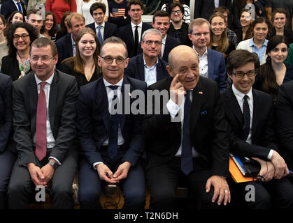 New York, USA. 06Th avr, 2019. Heiko Maas (SPD, 2e de gauche), le ministre fédéral des affaires étrangères, des sourires aux côtés de Jean-Yves Le Drian (2e à partir de la droite), le Ministre des affaires étrangères de la France, lors d'une photo de groupe après un événement à l'université de Columbia à New York sur le thème de "la sécurité collective et de multilatéralisme". Credit : Ralf Hirschberger/dpa/Alamy Live News Banque D'Images