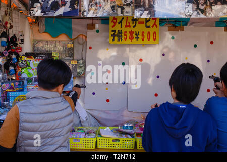 Iwakura, Aichi, Japon. 3ème apr 2019. Les enfants naviguent à vue un jeu bloquer en cours le festival des cerisiers en fleur Iwakura une surbrillance de arch créé par environ 1 400 cerisiers qui ont été plantés le long des deux rives de la rivière Gojo où il s'écoule à travers la ville. Iwakura Credit : Takahiro Yoshida SOPA/Images/ZUMA/Alamy Fil Live News Banque D'Images