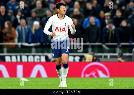 Londres, Royaume-Uni. 3ème apr 2019. Tottenham avant son Heung-Min célèbre le premier but au nouveau stade au cours de la Premier League match entre Tottenham Hotspur et Crystal Palace au Tottenham Hotspur Stadium, Londres, le mercredi 3 avril 2019. Usage éditorial uniquement. Aucune utilisation de pari, de jeux ou d'un seul club/ligue/dvd publications. Photographie peut uniquement être utilisé pour les journaux et/ou à des fins d'édition de magazines. Crédit : MI News & Sport /Alamy Live News Banque D'Images