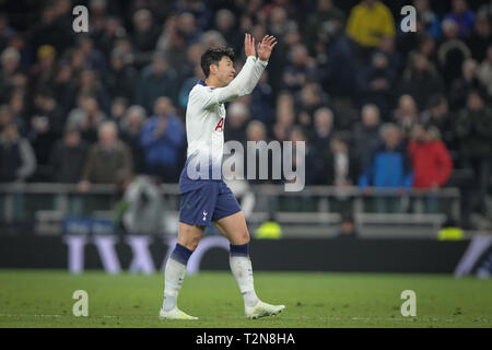 Londres, Royaume-Uni. 3ème apr 2019. Son Heung-Min de Tottenham Hotspur merci les fans comme il est remplacé au cours de la Premier League match entre Tottenham Hotspur et Crystal Palace à Tottenham Hotspur Stadium le 3 avril 2019 à Londres, en Angleterre. (Photo prise par Paul Raffety/phcimages.com) : PHC Crédit Images/Alamy Live News Banque D'Images