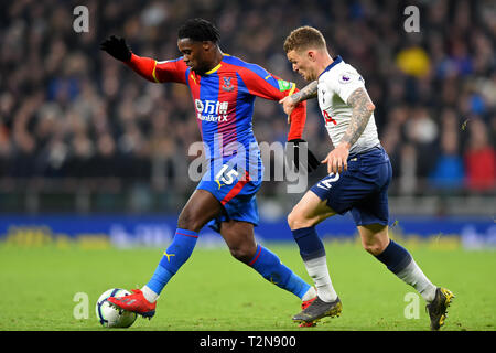 Londres, Royaume-Uni. 3ème apr 2019. Le défenseur de Tottenham Kieran Trippier tracas Crystal Palace defender Jeffrey Schlupp au cours de la Premier League match entre Tottenham Hotspur et Crystal Palace au Tottenham Hotspur Stadium, Londres, le mercredi 3 avril 2019. (Crédit : Jon Bromley | MI News) usage éditorial uniquement, licence requise pour un usage commercial. Aucune utilisation de pari, de jeux ou d'un seul club/ligue/dvd publications. Photographie peut uniquement être utilisé pour les journaux et/ou à des fins d'édition de magazines. Crédit : MI News & Sport /Alamy Live News Banque D'Images