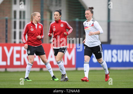 De gauche à droite Pauline Bremer (Allemagne), Sara Doorsoun (Allemagne), Marina Hegering (Allemagne). GES/football/formation des femmes allemandes dans l'équipe nationale de football Harsewinkel, 03.04.2019 Football/soccer : session de formation des femmes dans l'équipe nationale allemande Harsewinkel, le 3 avril, 2019 | dans le monde entier Banque D'Images