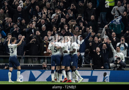 Londres, Royaume-Uni. 3ème apr 2019. Les joueurs de Tottenham Hotspur célébrer au cours de la Premier League match entre Tottenham Hotspur et Crystal Palace à Tottenham Hotspur Stadium à Londres, Angleterre le 3 avril 2019. Tottenham Hotspur a gagné 2-0. Credit : Han Yan/Xinhua/Alamy Live News Banque D'Images