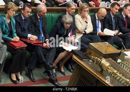 Londres, Royaume-Uni. 3ème apr 2019. Le Premier ministre britannique Theresa May (4e L) assiste à la Questions au Premier ministre à la Chambre des Communes à Londres le 3 avril 2019. Les législateurs britanniques le mercredi soir, ont voté en faveur d'un projet de loi qui exclut d'aucun-traiter les retards et le départ de la Grande-Bretagne de l'Union européenne dans une marge étroite. Credit : Parlement du Royaume-Uni/Mark Duffy/Xinhua/Alamy Live News Banque D'Images