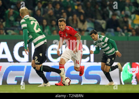 Lisbonne, Portugal. 06Th avr, 2019. Haris Seferovi ? De SL Benfica en action lors de la Coupe du Portugal Placard 2018/2019, 2ème main - demi-finale match de foot entre Sporting CP vs SL Benfica. (Score final : Sporting CP 1 - 0 SL Benfica) Credit : SOPA/Alamy Images Limited Live News Banque D'Images