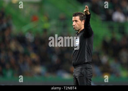 Lisbonne, Portugal. 06Th avr, 2019. Arbitre Hugo Miguel en action lors de la Coupe du Portugal Placard 2018/2019, 2ème main - demi-finale match de foot entre Sporting CP vs SL Benfica. (Score final : Sporting CP 1 - 0 SL Benfica) Credit : SOPA/Alamy Images Limited Live News Banque D'Images