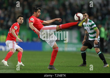 Lisbonne, Portugal. 06Th avr, 2019. André Almeida de SL Benfica en action lors de la Coupe du Portugal Placard 2018/2019, 2ème main - demi-finale match de foot entre Sporting CP vs SL Benfica. (Score final : Sporting CP 1 - 0 SL Benfica) Credit : SOPA/Alamy Images Limited Live News Banque D'Images