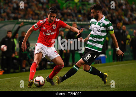 Lisbonne, Portugal. 06Th avr, 2019. André Almeida (L), Benfica défenseur, et Bruno Fernandes (R), le milieu de terrain de sport, et de lutter pour le ballon pendant la deuxième ronde de demi-finale de la Coupe de football portugais contre Benfica. Sporting a gagné 1-0 contre Benfica après avoir perdu en première ronde 1-2 Benfica Stadium. Avec ce résultat Sporting c'est dans la finale de la Coupe du Portugal, qui fera face à Porto. Credit : SOPA/Alamy Images Limited Live News Banque D'Images