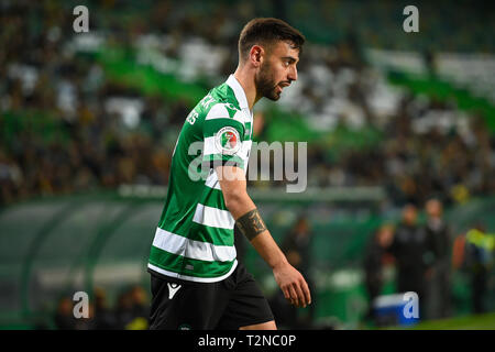 Lisbonne, Portugal. 06Th avr, 2019. Bruno Fernandes, milieu sportif, vu au cours de la deuxième ronde de demi-finale de la Coupe de football portugais contre Benfica. Sporting a gagné 1-0 contre Benfica après avoir perdu en première ronde 1-2 Benfica Stadium. Avec ce résultat Sporting c'est dans la finale de la Coupe du Portugal, qui fera face à Porto. Credit : SOPA/Alamy Images Limited Live News Banque D'Images