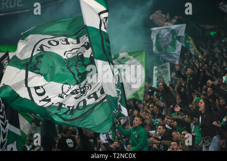 Lisbonne, Portugal. 06Th avr, 2019. Un supporter du club sportif renonce à son drapeau pendant la deuxième ronde de demi-finale de la Coupe de football portugais contre Benfica. Sporting a gagné 1-0 contre Benfica après avoir perdu en première ronde 1-2 Benfica Stadium. Avec ce résultat Sporting c'est dans la finale de la Coupe du Portugal, qui fera face à Porto. Credit : SOPA/Alamy Images Limited Live News Banque D'Images