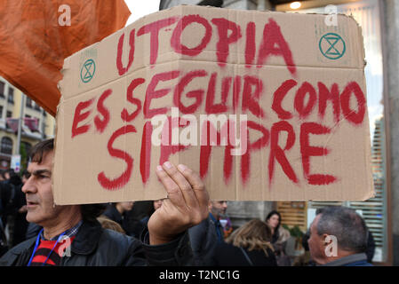 Un homme est vu holding a placard lire 'l'Utopie est de continuer comme toujours' pendant la manifestation. Des militants de l'Extinction du groupe se sont réunis à la place de la rébellion Callao à Madrid à la demande du gouvernement espagnol à l'encontre des politiques de changement climatique. Banque D'Images