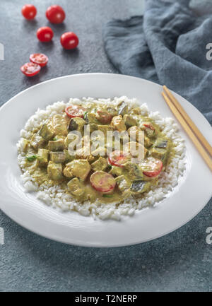 Thai red curry de poulet au riz blanc Banque D'Images