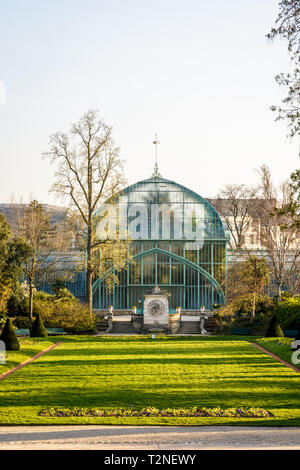 Vue avant de la réserve Palmarium, la grande serre du Jardin des serres d'Auteuil à Paris, en France, à la fin d'un après-midi de printemps ensoleillé. Banque D'Images