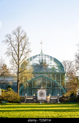 Vue avant de la réserve Palmarium, la grande serre du Jardin des serres d'Auteuil à Paris, en France, à la fin d'un après-midi de printemps ensoleillé. Banque D'Images