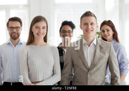 Jeune Groupe multiracial students millénaire les gens d'affaires du personnel de l'entreprise professionnels Standing together looking at camera. Cinq beaux smiling w Banque D'Images