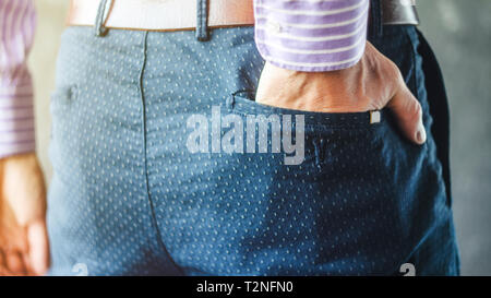 La main de l'homme dans la poche arrière de son pantalon élégant. Fashion hommes d'arrière-plan. Recherchez dans les poches Concept Banque D'Images