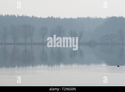 Tôt le matin dans un lac moody gris Banque D'Images