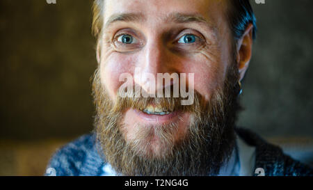 Portrait d'un homme avec une barbe est parler et rire. Concept de communication joyeuse Banque D'Images
