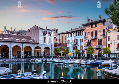 Coucher de soleil sur le port de plaisance sur le lac de Garde à Desenzano, ITALIE Banque D'Images