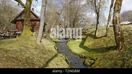 Premier printemps ensoleillé jour mars en lituanien village paysage panoramique Banque D'Images