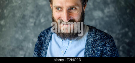 Portrait d'un homme avec une barbe est parler et rire. Communication joyeuse Concept Homme Sly Banque D'Images