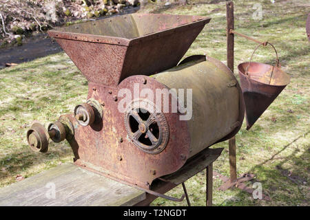 Rusty vintage petite machine agricole dans le village oublié. L'équipement en métal est faite plus de cent ans. La production de masse. Banque D'Images