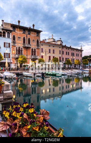 Coucher de soleil sur le port de plaisance sur le lac de Garde à Desenzano, ITALIE Banque D'Images