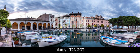 Coucher de soleil sur le port de plaisance sur le lac de Garde à Desenzano, ITALIE Banque D'Images