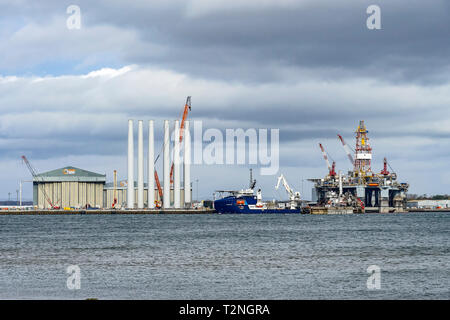 Au mondial de l'Énergie Énergie Nigg Parc Port de Nigg Highland Ecosse UK vu de l'île Noire sur Cromarty avec l'age, et navire Topaz Tiamat Banque D'Images