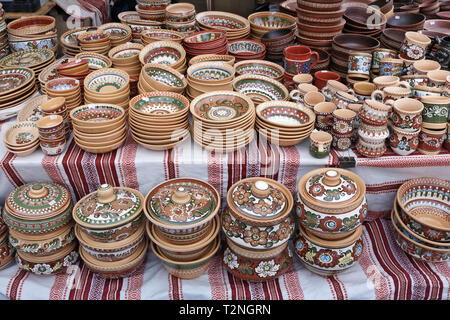 VILNIUS, LITUANIE - Mars 02, 2019 : Maison cuisine traditionnelle ukrainienne argile plaques et pots à partir de la région de Volhynie sont vendus au printemps Kaz Banque D'Images