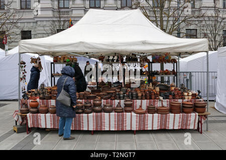 VILNIUS, LITUANIE - Mars 02, 2019 : Maison cuisine traditionnelle ukrainienne argile plaques et pots à partir de la région de Volhynie sont vendus au printemps Kaz Banque D'Images