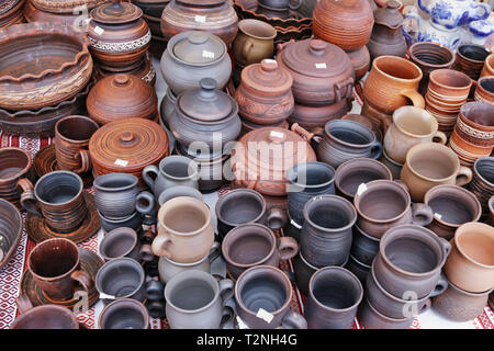 VILNIUS, LITUANIE - Mars 02, 2019 : Maison cuisine traditionnelle ukrainienne argile plaques et pots à partir de la région de Volhynie sont vendus au printemps Ka Banque D'Images