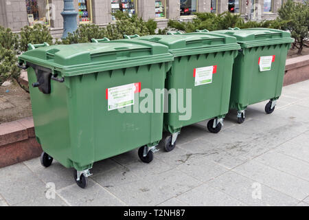 VILNIUS, LITUANIE - Mars 02, 2019 : Les déchets verts en plastique des poubelles de la société Ecoservice sur les rues de l'printemps Kaziukas fe Banque D'Images