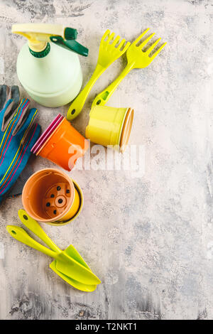Pots de fleurs de printemps et de jacinthes narcisses avec outils de jardinage sur fond clair Banque D'Images