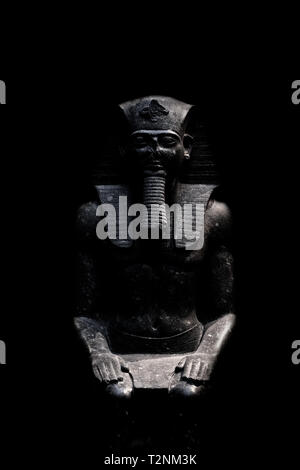Figure allusif à Pharaon, isolé sur fond noir vu de l'avant. Banque D'Images