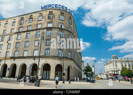 Vue sur la ville avec un logo Mercedes Benz, représenté sur la maison ronde des capacités au célèbre rue Krakowskie Przedmiescie à Varsovie, Pologne Banque D'Images